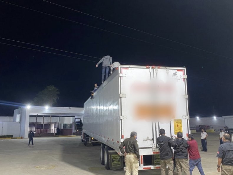 Descubren a 359 migrantes en un tráiler en Veracruz
