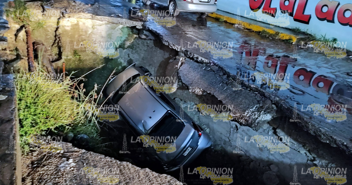 Vehículo terminó al fondo del socavón
