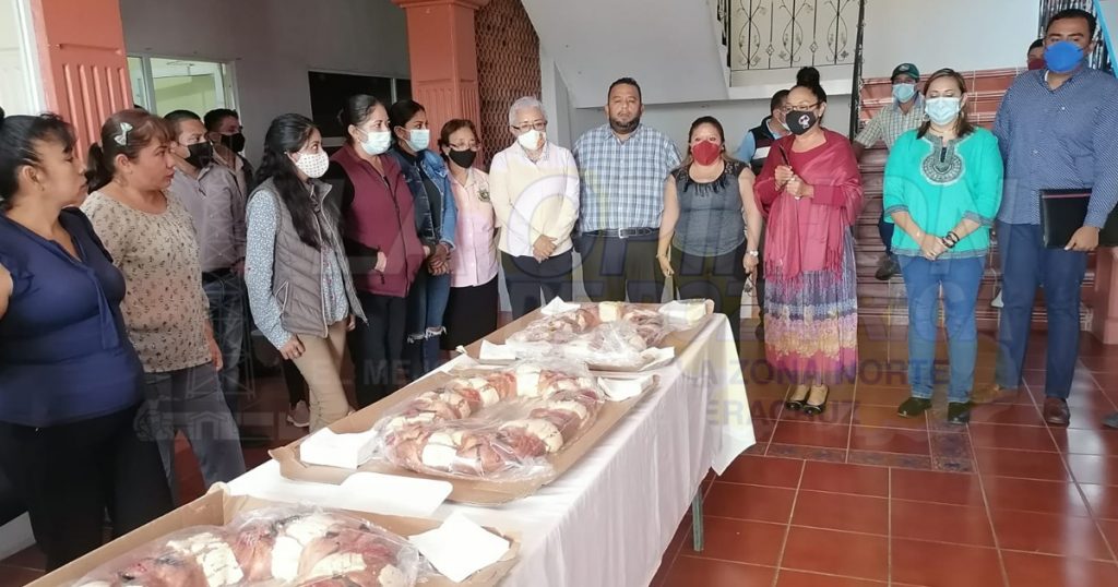 Viven la tradición y parten la Rosca de Reyes, en Coatzintla