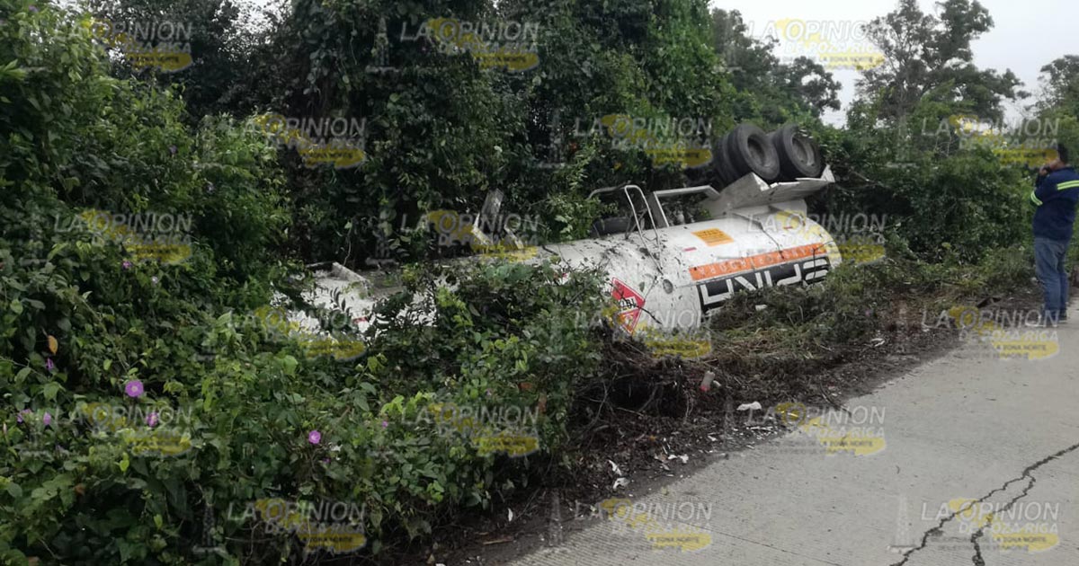 Vuelca autotanque cargado con gas LP