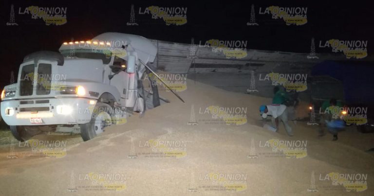 Vuelca tráiler en la autopista