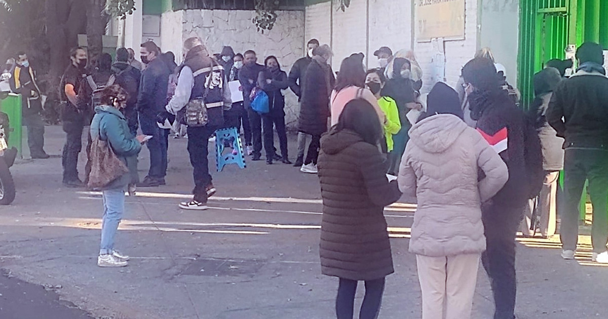 Capitalinos hacen largas filas para prueba de covid-19 tras fiestas de Año Nuevo