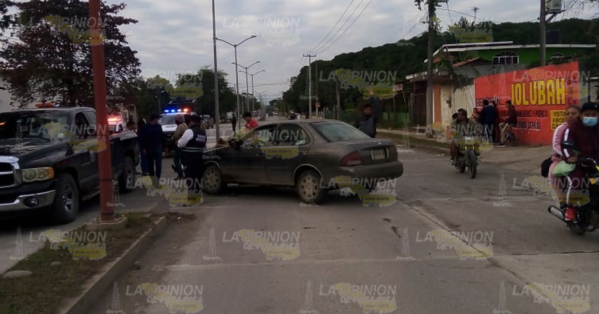 ¡Sentra tira a motociclista!