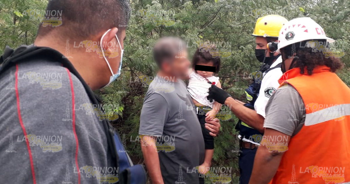 ¡Vuelca camioneta con una familia!