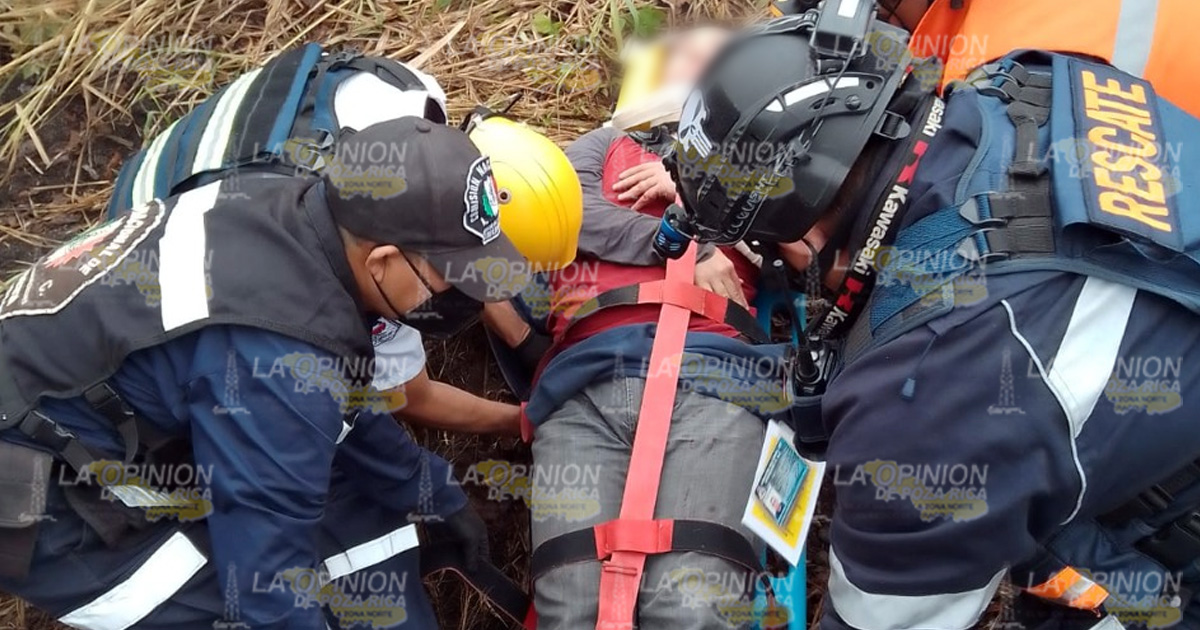 ¡Vuelca camioneta con una familia!