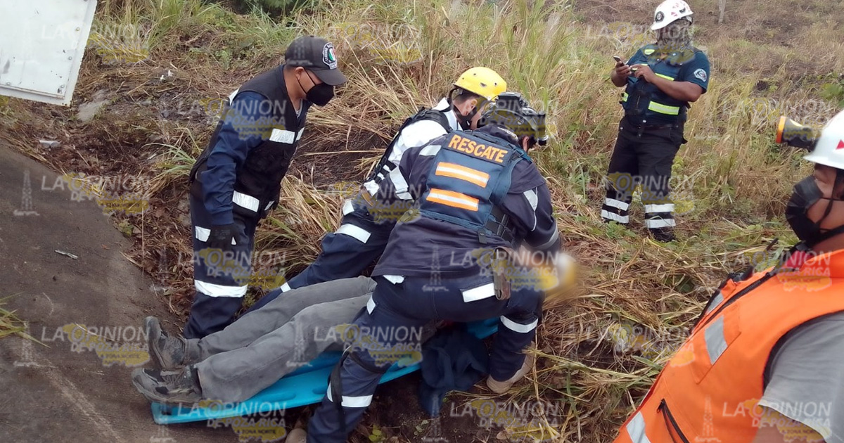 ¡Vuelca camioneta con una familia!