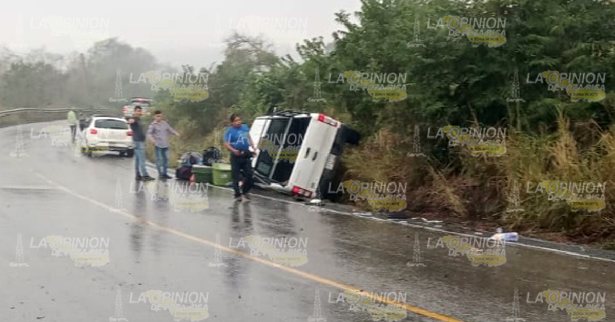¡Vuelca camioneta con una familia!