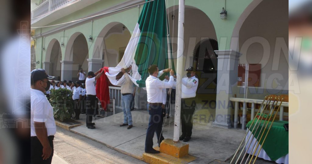 Abanderan escoltas de instituciones educativas