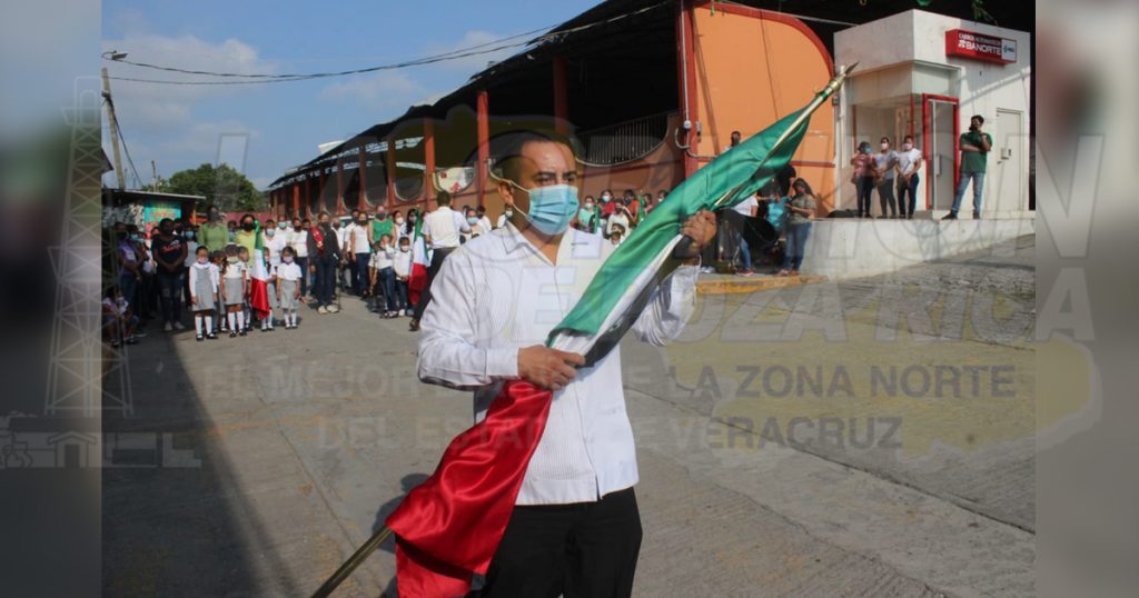 Abanderan escoltas de instituciones educativas