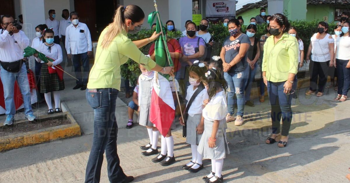 Abanderan escoltas de instituciones educativas