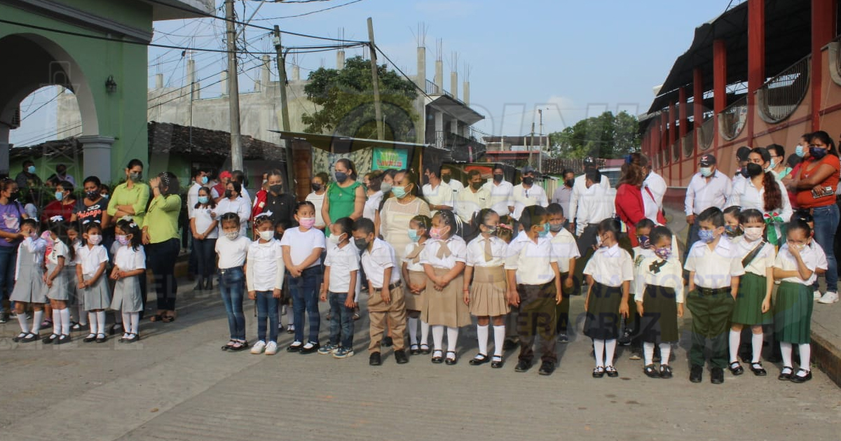 Abanderan escoltas de instituciones educativas