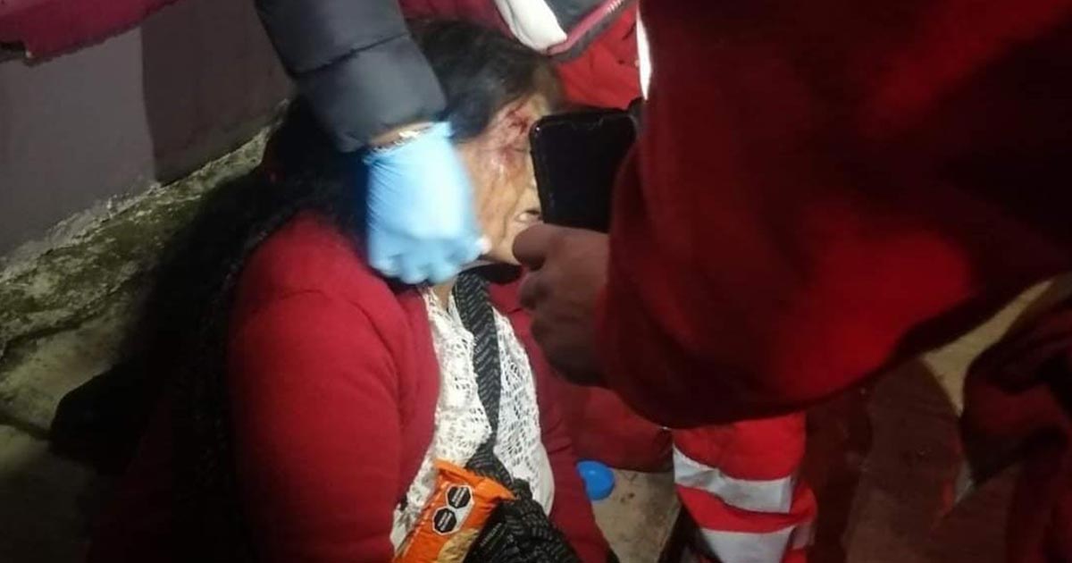 Abuelita se lesiona al caer en Huauchinango Abuelita se lesiona al caer en Huauchinango 2