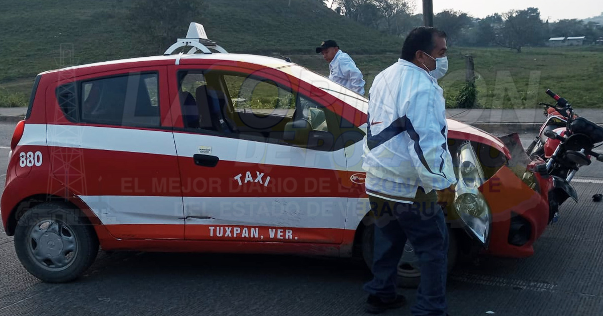 Taxista da vuelta en U y choca a motociclista