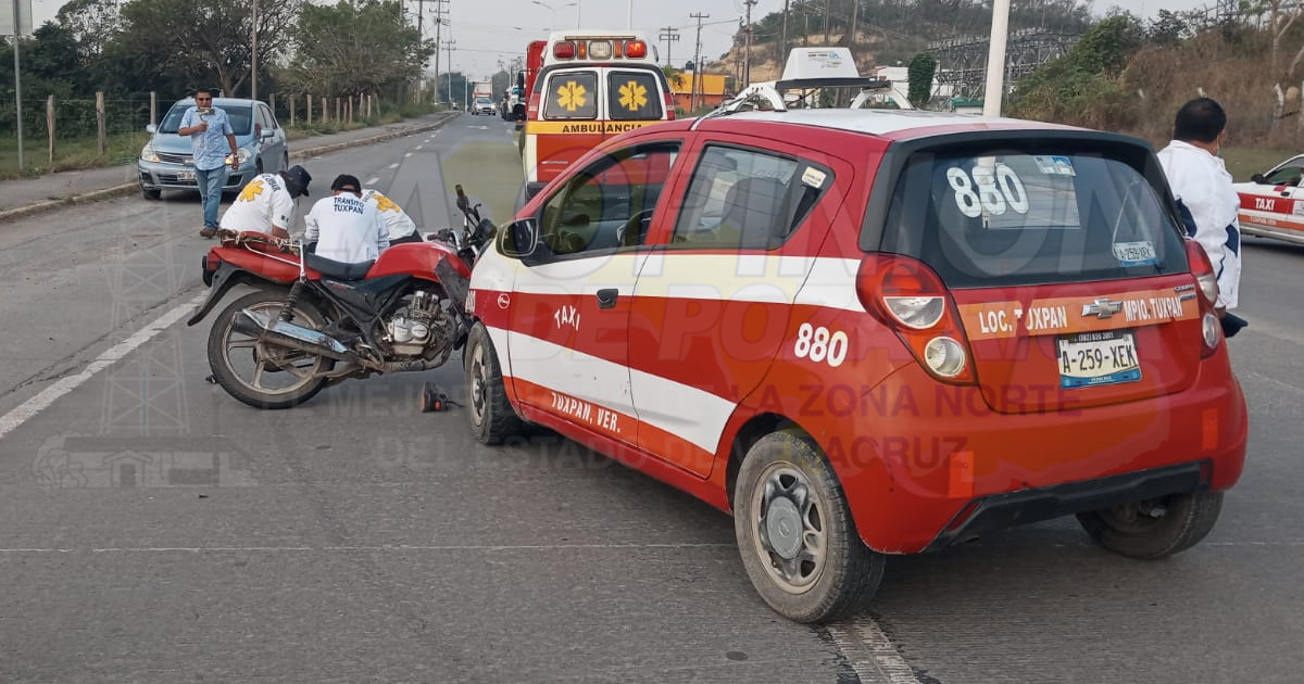 Taxista da vuelta en U y choca a motociclista
