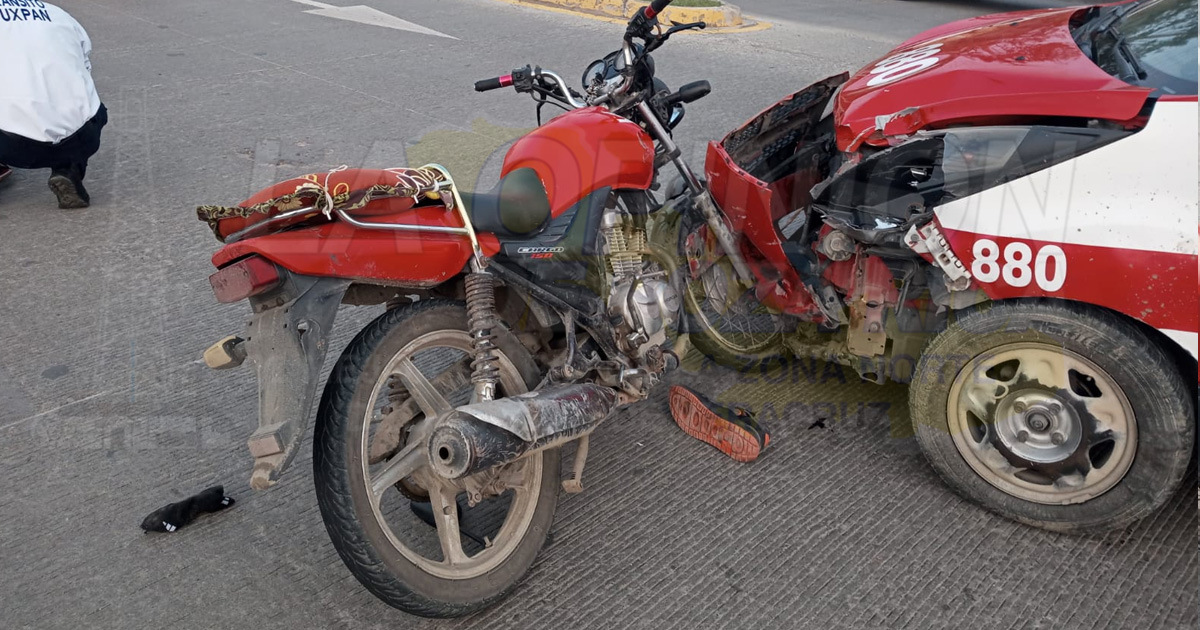 Taxista da vuelta en U y choca a motociclista