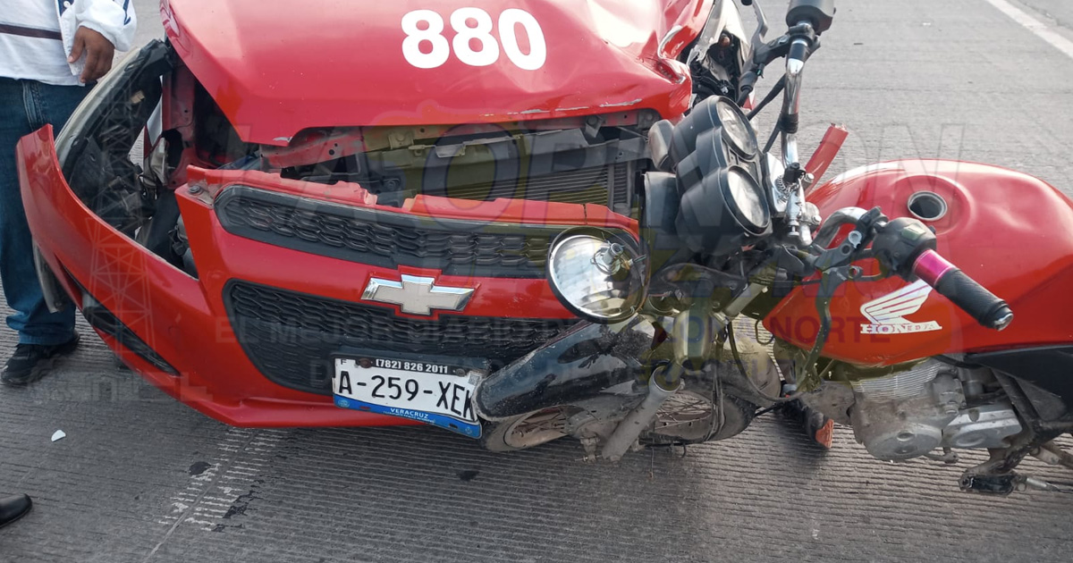 Taxista da vuelta en U y choca a motociclista