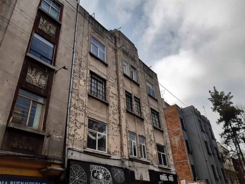 Niño se asoma por la ventana, cae y muere en CDMX