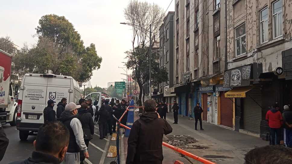 Niño se asoma por la ventana, cae y muere en CDMX