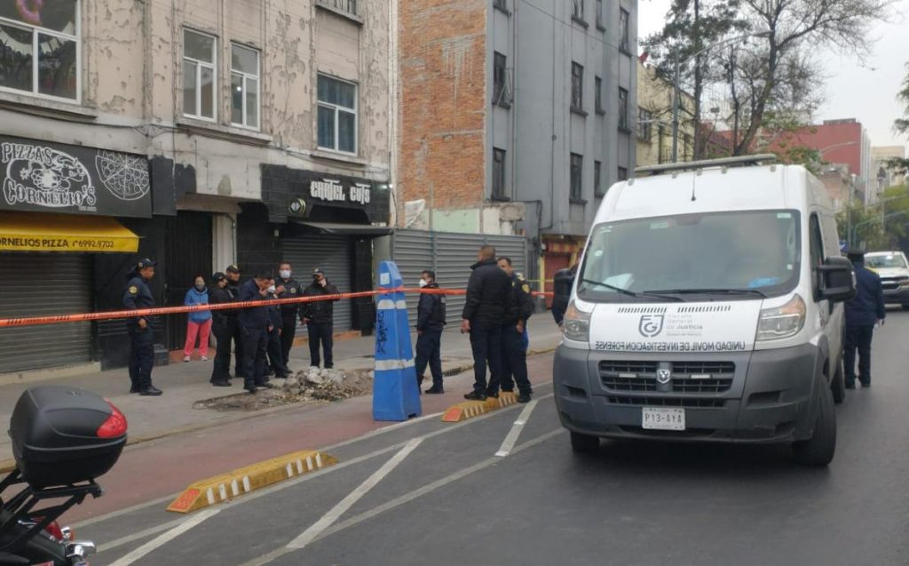 Niño se asoma por la ventana, cae y muere en CDMX