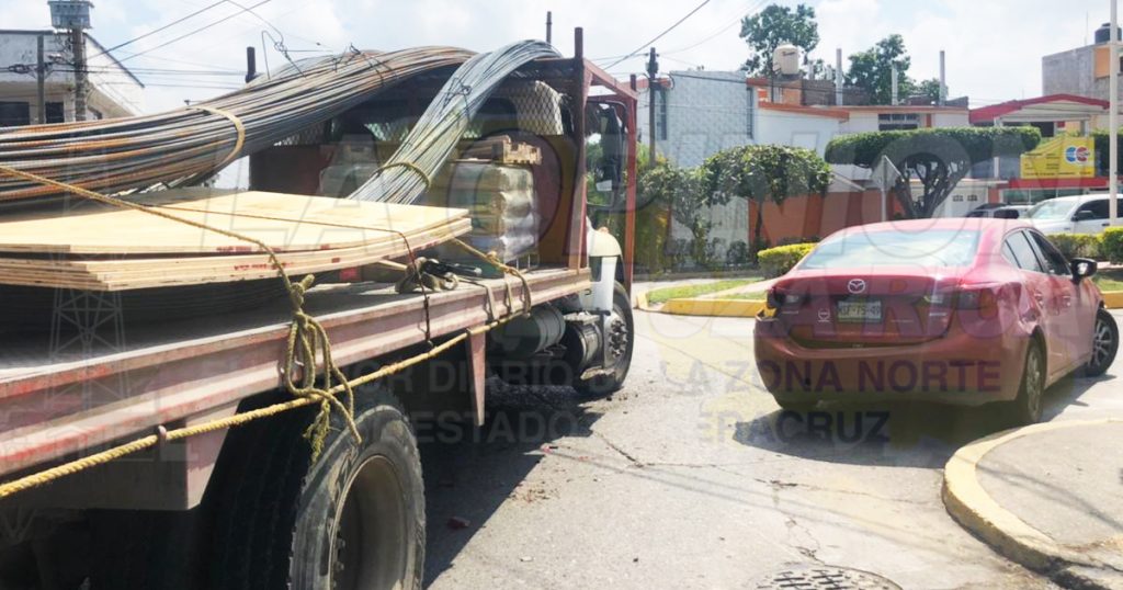 Camión materialista destroza auto deportivo