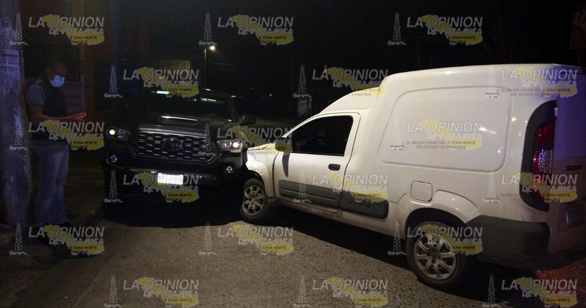 Camioneta pierde el control y choca