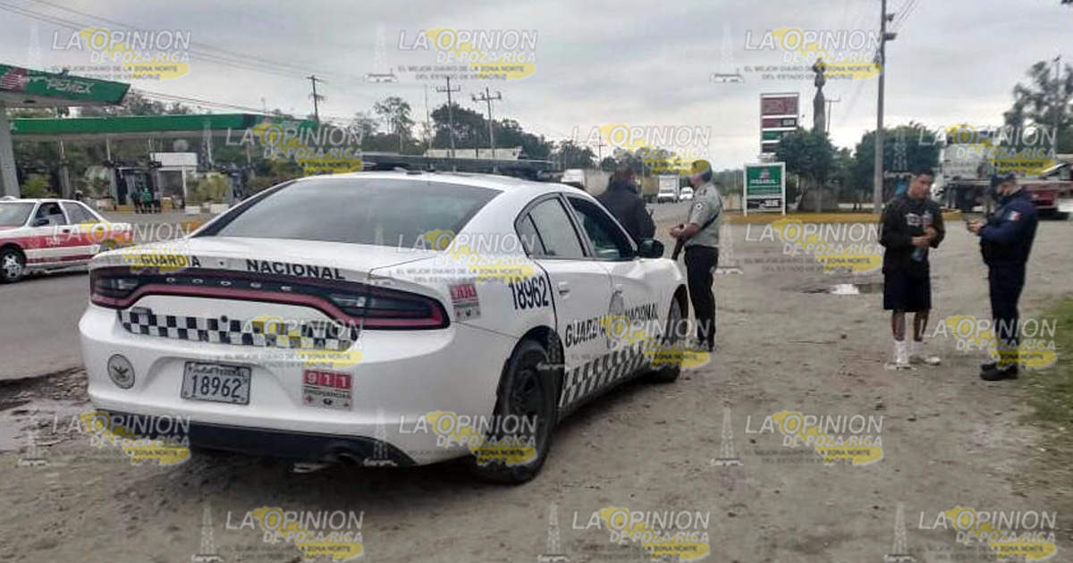 Camioneta se ensarta en negocio de comida