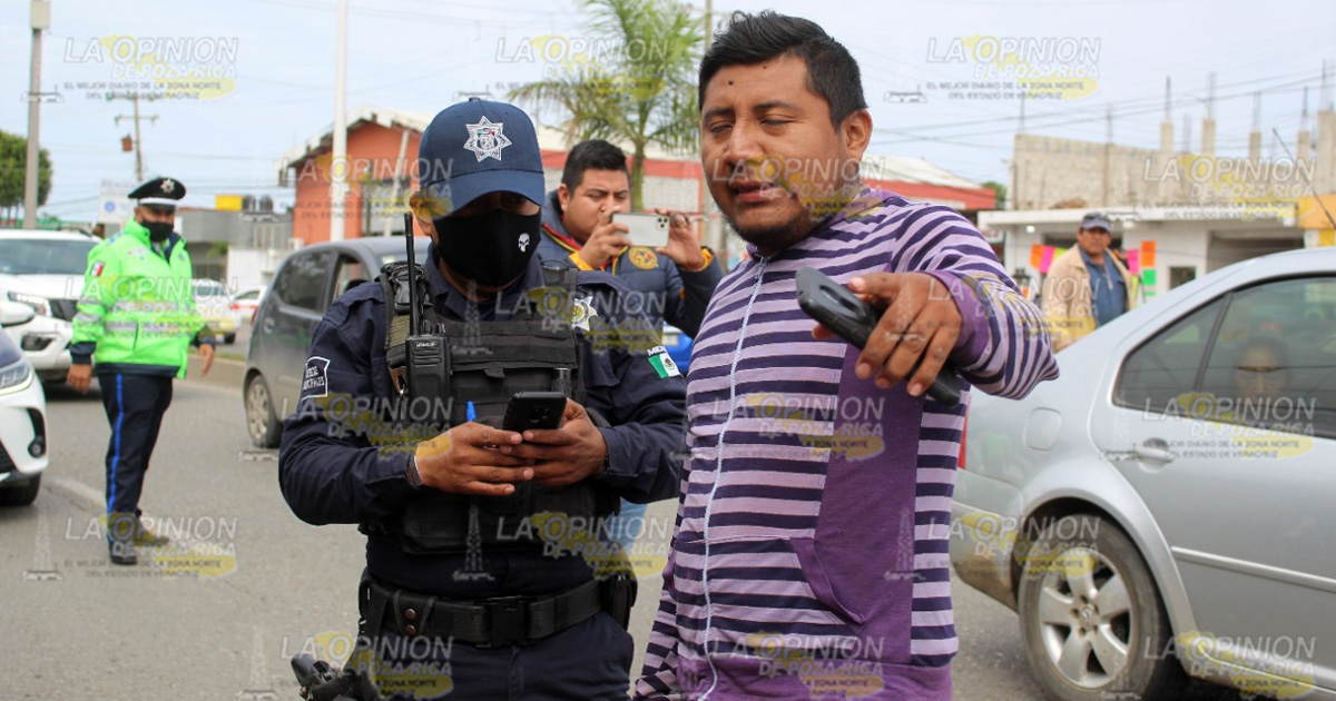 Casi se mata al caer de vehículo en movimiento