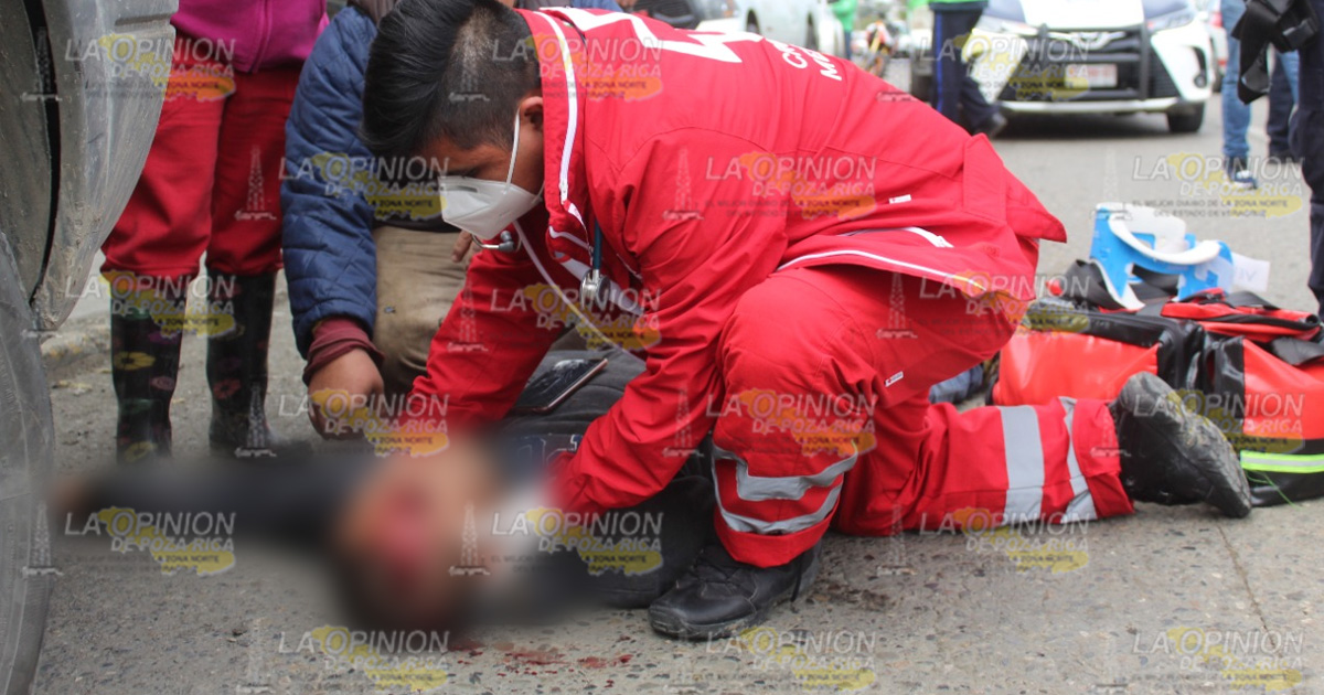 Casi se mata al caer de vehículo en movimiento