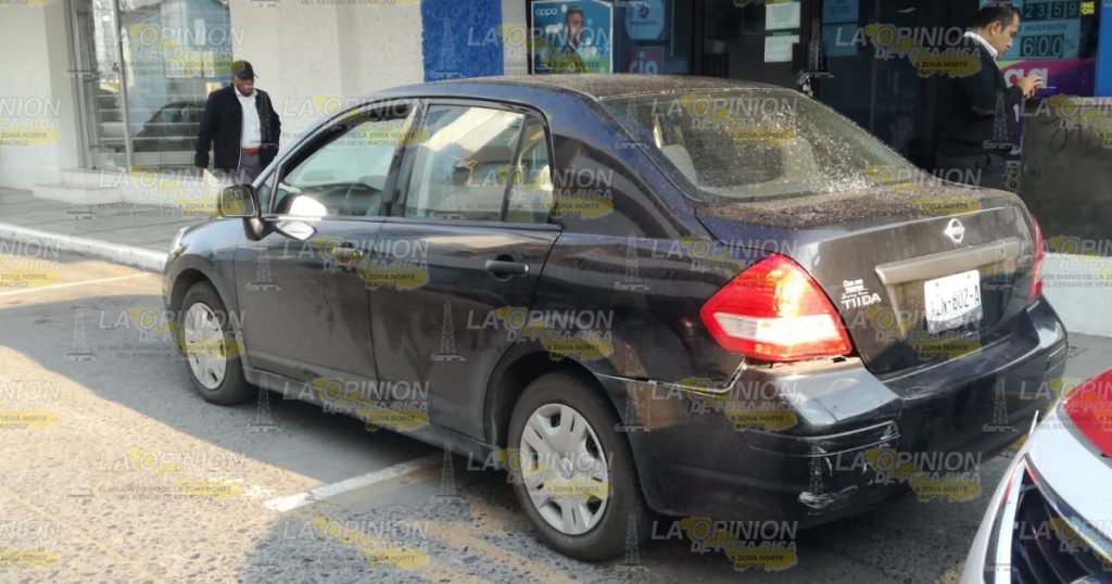 Choca con auto estacionado