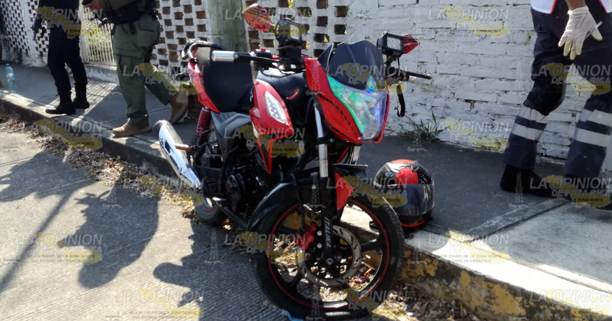 Choca motociclista con un auto por no hacer alto