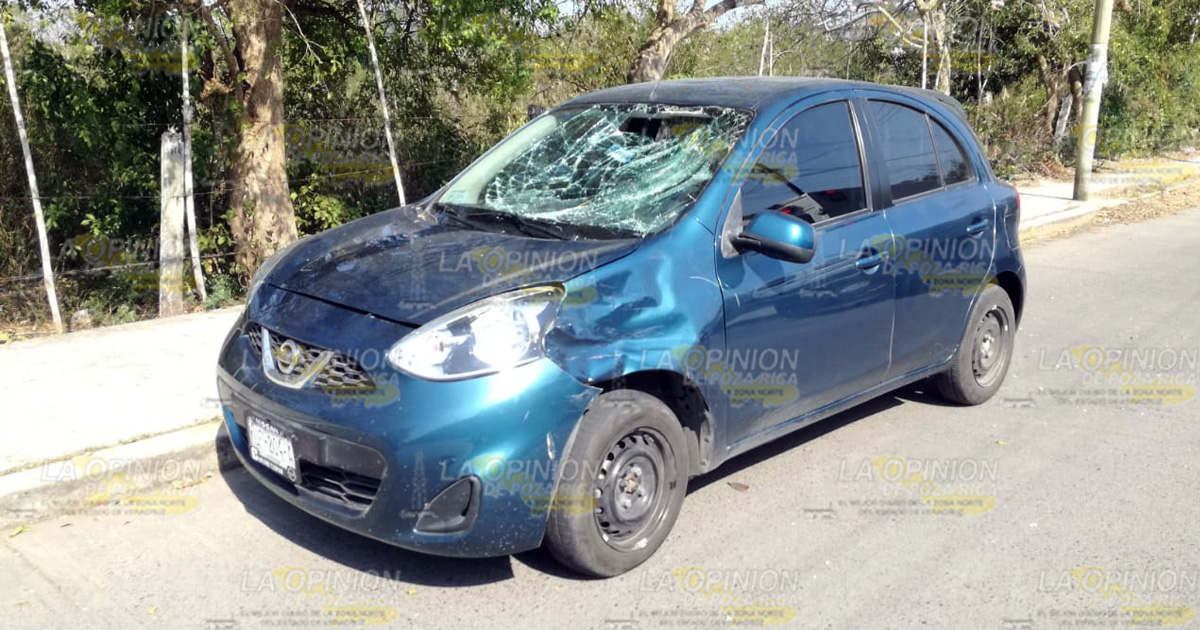 Choca motociclista con un auto por no hacer alto