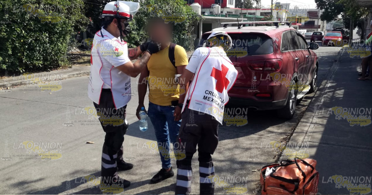 Choca motociclista con un auto por no hacer alto