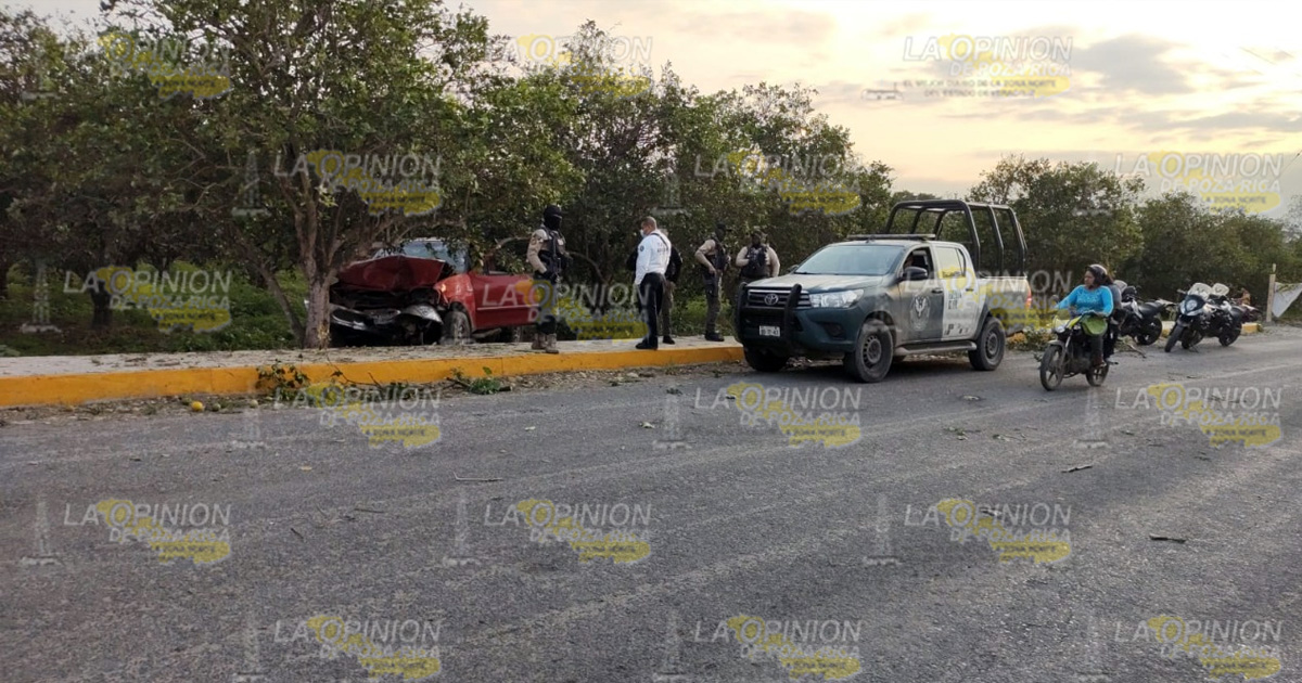 Chocan y abandonan camioneta