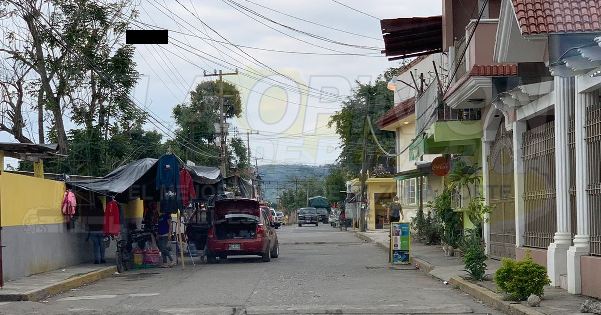 Comerciantes invaden calles en zona conurbada de Tihuatlán