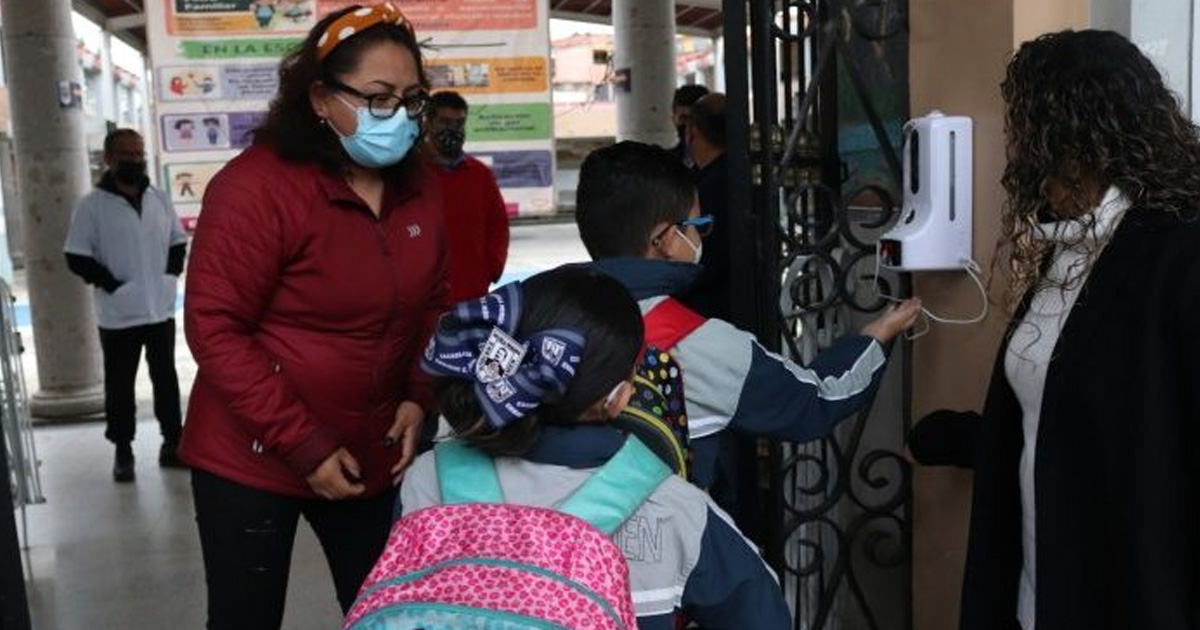 Cuarta ola reduce 10 % la asistencia a clases presenciales