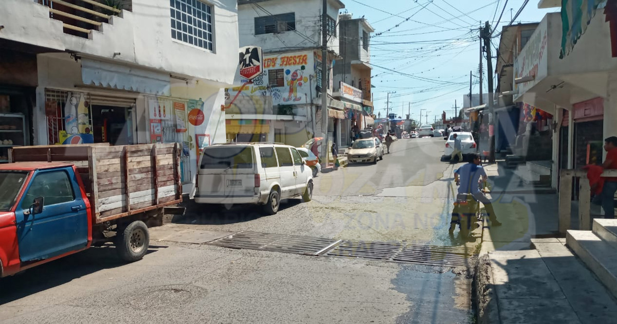 Denuncian rejillas en mal estado