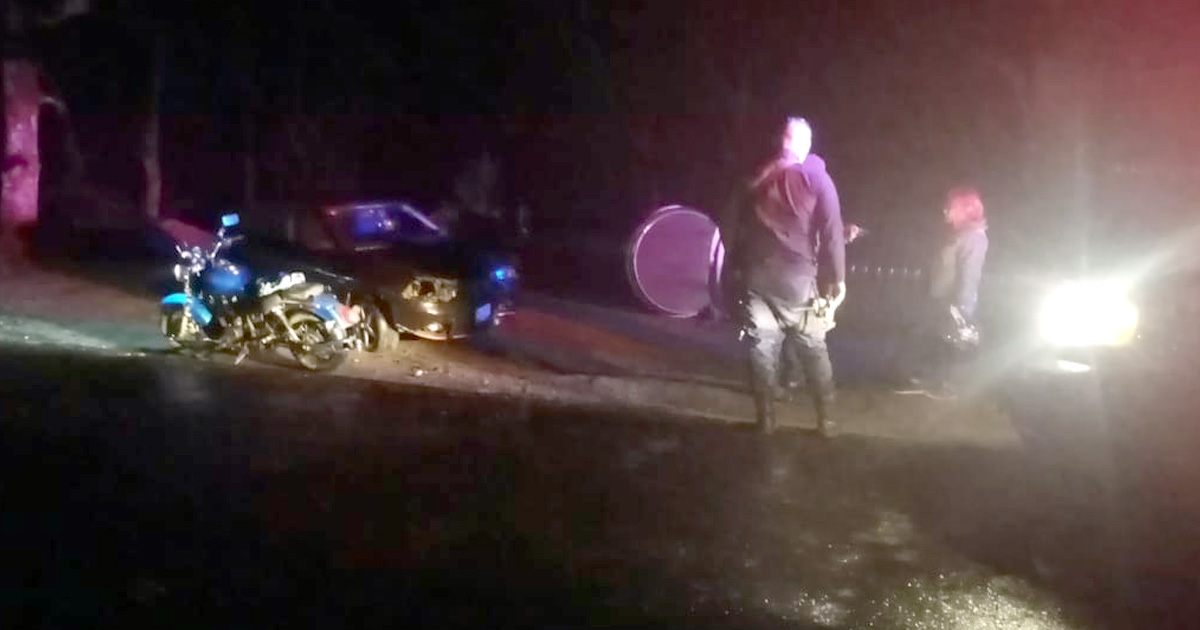 Derrapa y se impacta contra árbol