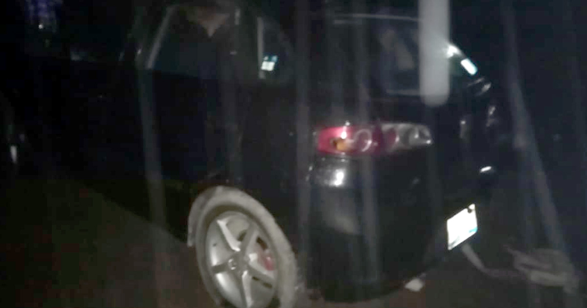 Derrapa y se impacta contra árbol