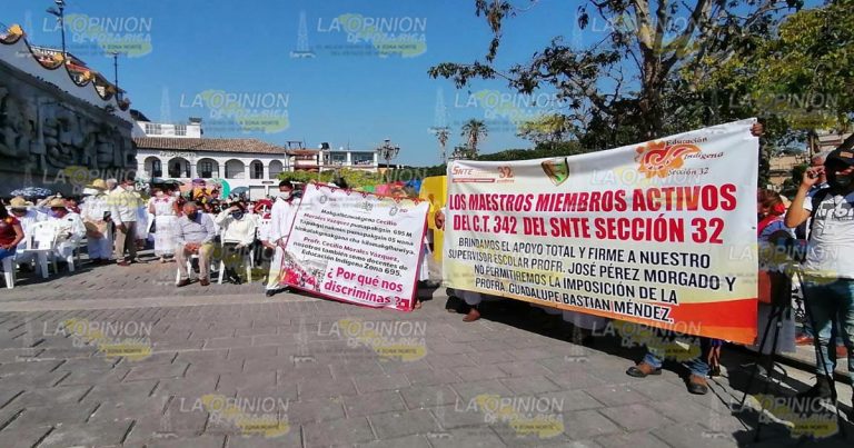 Docentes se manifiestan contra autoridades educativas