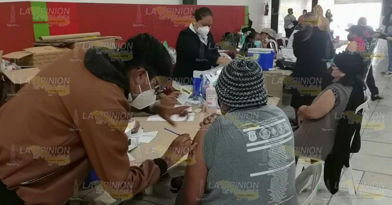 Dosis de refuerzo contra el COVID-19 al grupo 50-59 en Coatzintla
