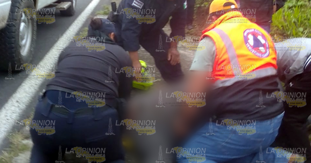 Embisten a motociclista y lo abandonan en cuneta