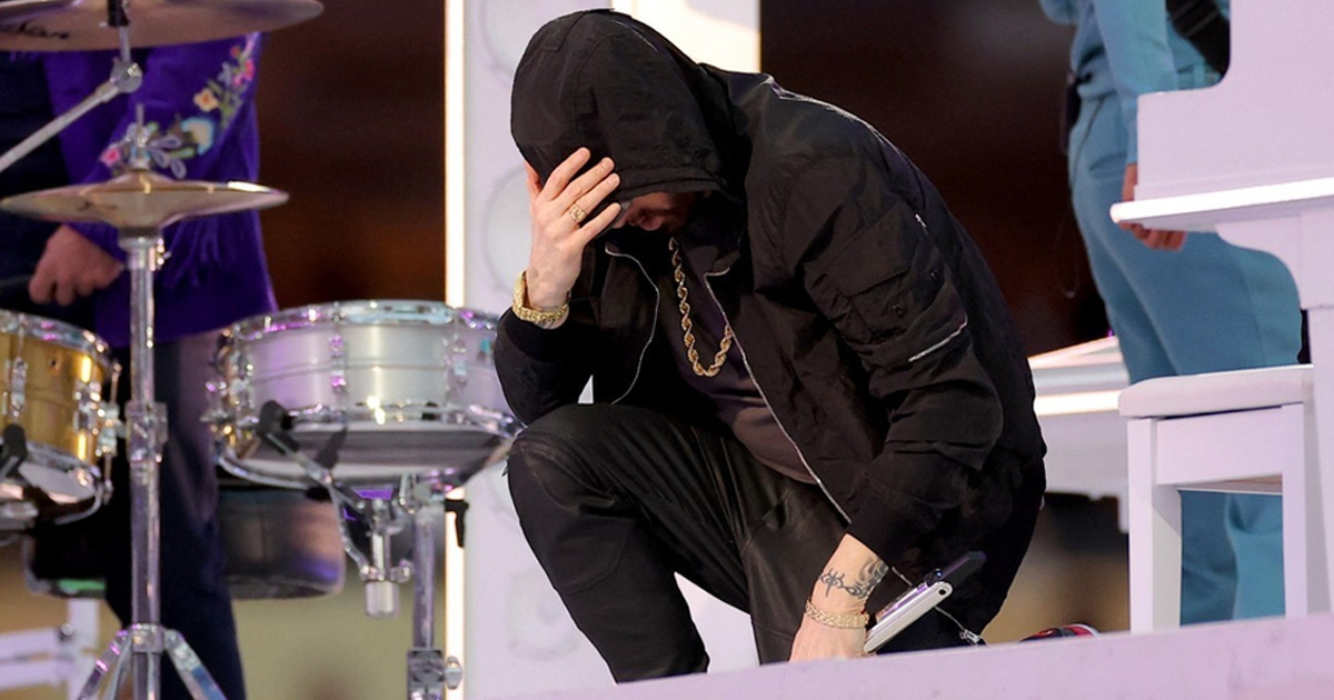 Eminem rinde homenaje a Kaepernick en show de medio tiempo del Super Bowl