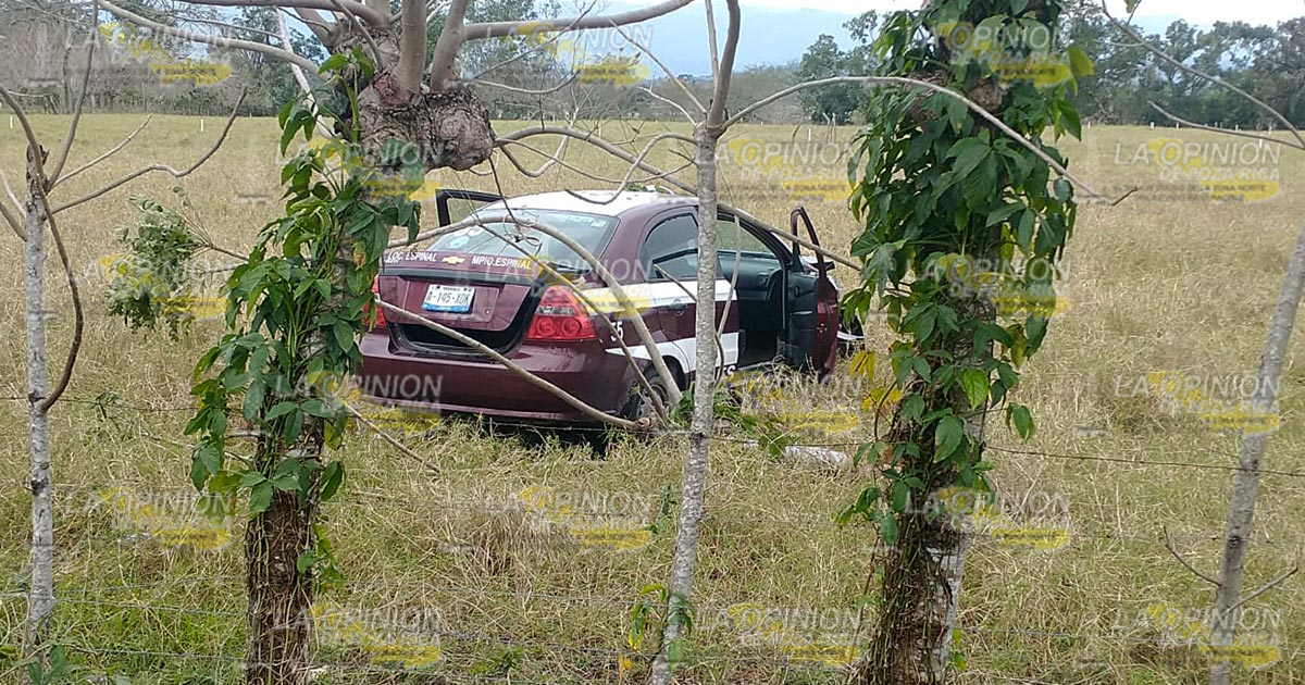 En choque por alcance, taxi queda en el potrero