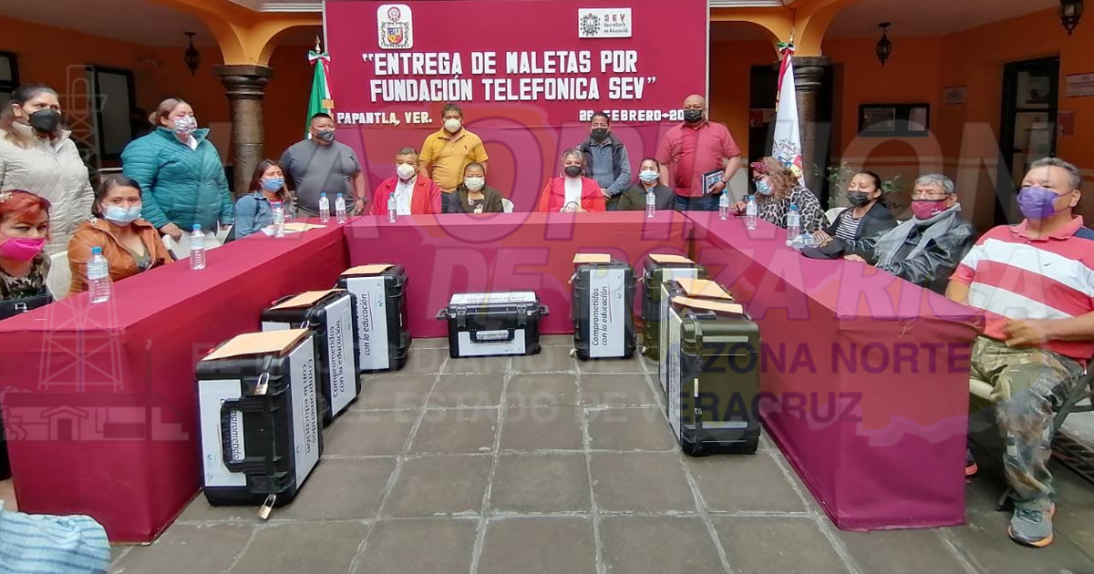 Entregan maletas de Fundación Telefónica en Papantla