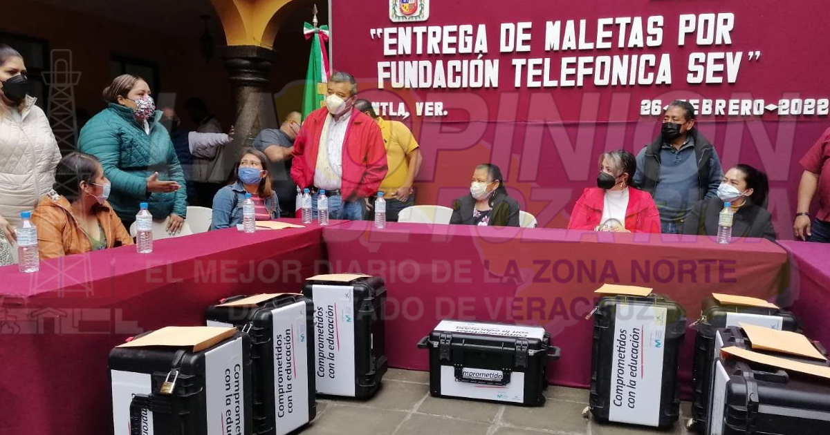 Entregan maletas de Fundación Telefónica en Papantla