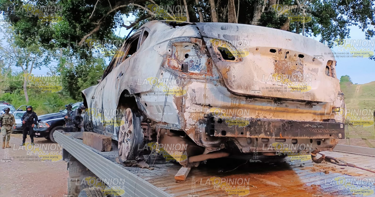 Hallan auto quemado