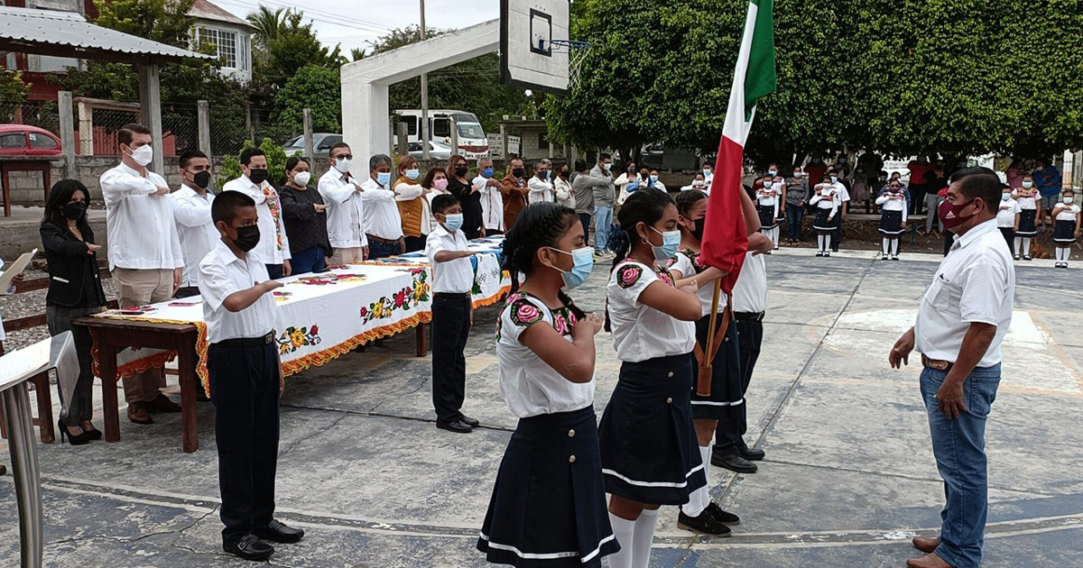 Inédito acto cívico bilingüe en Álamo