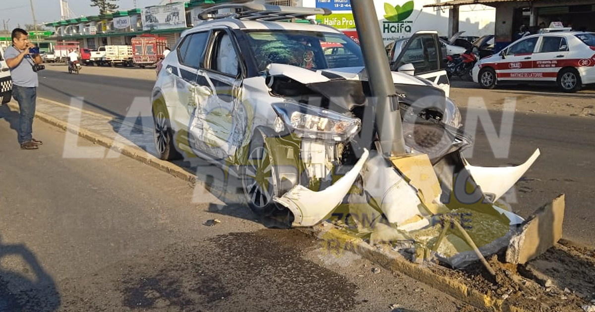La sacan del carril y choca contra poste