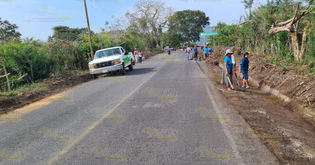 Limpian las cunetas de la carretera a Tancoco