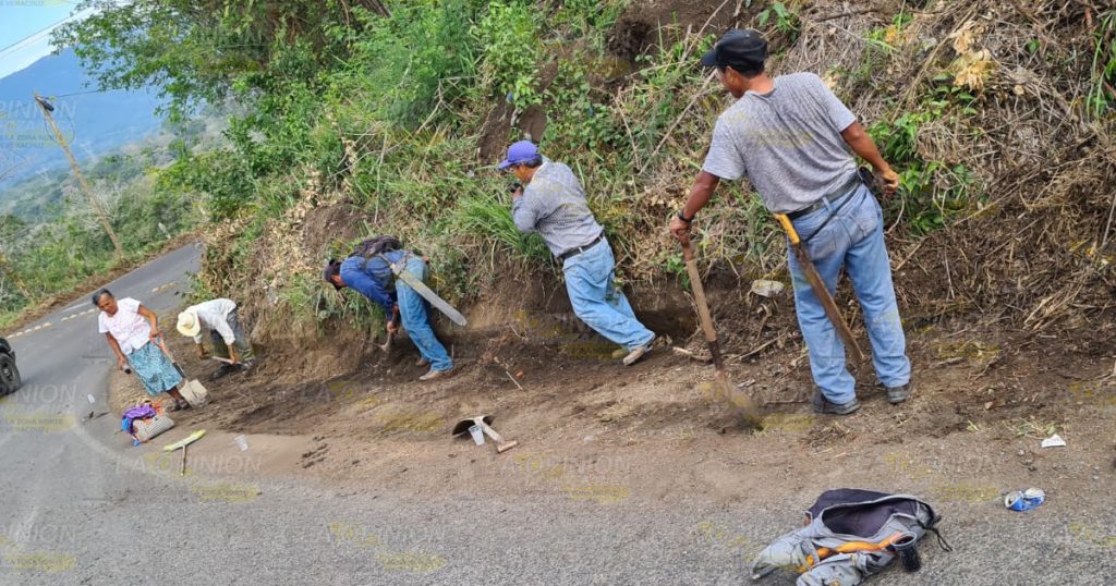 Limpian las cunetas de la carretera a Tancoco